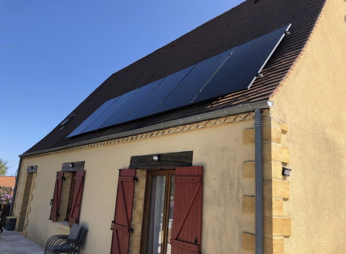 Maison de caractère, pose en bande sur le toit
