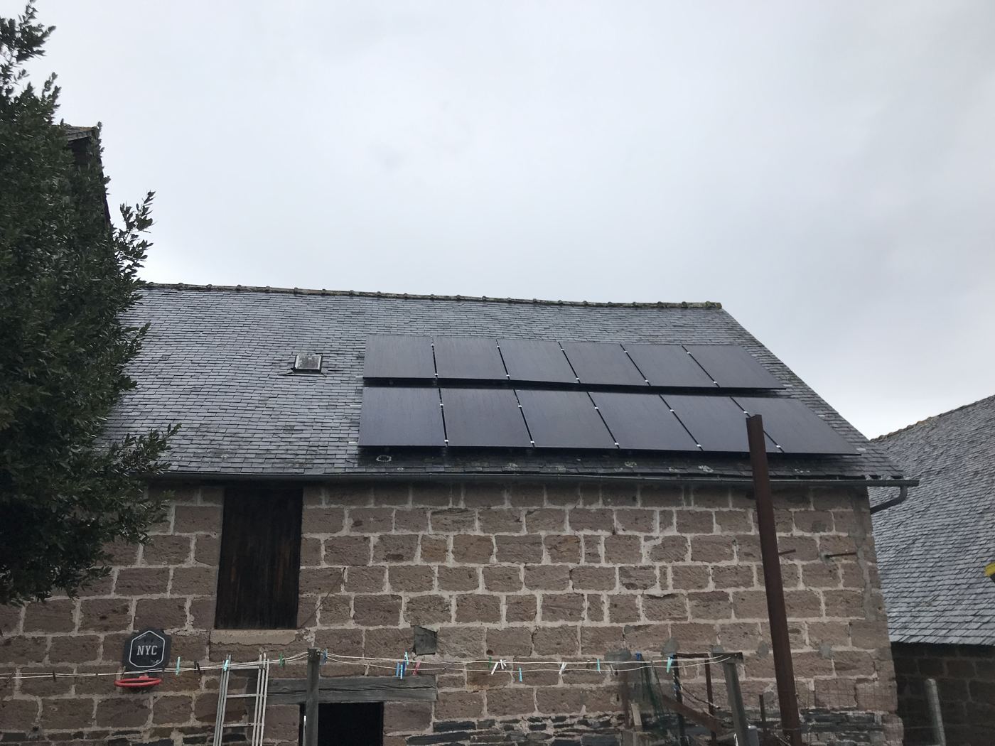 Grange en pierre, double rangée sur ardoise