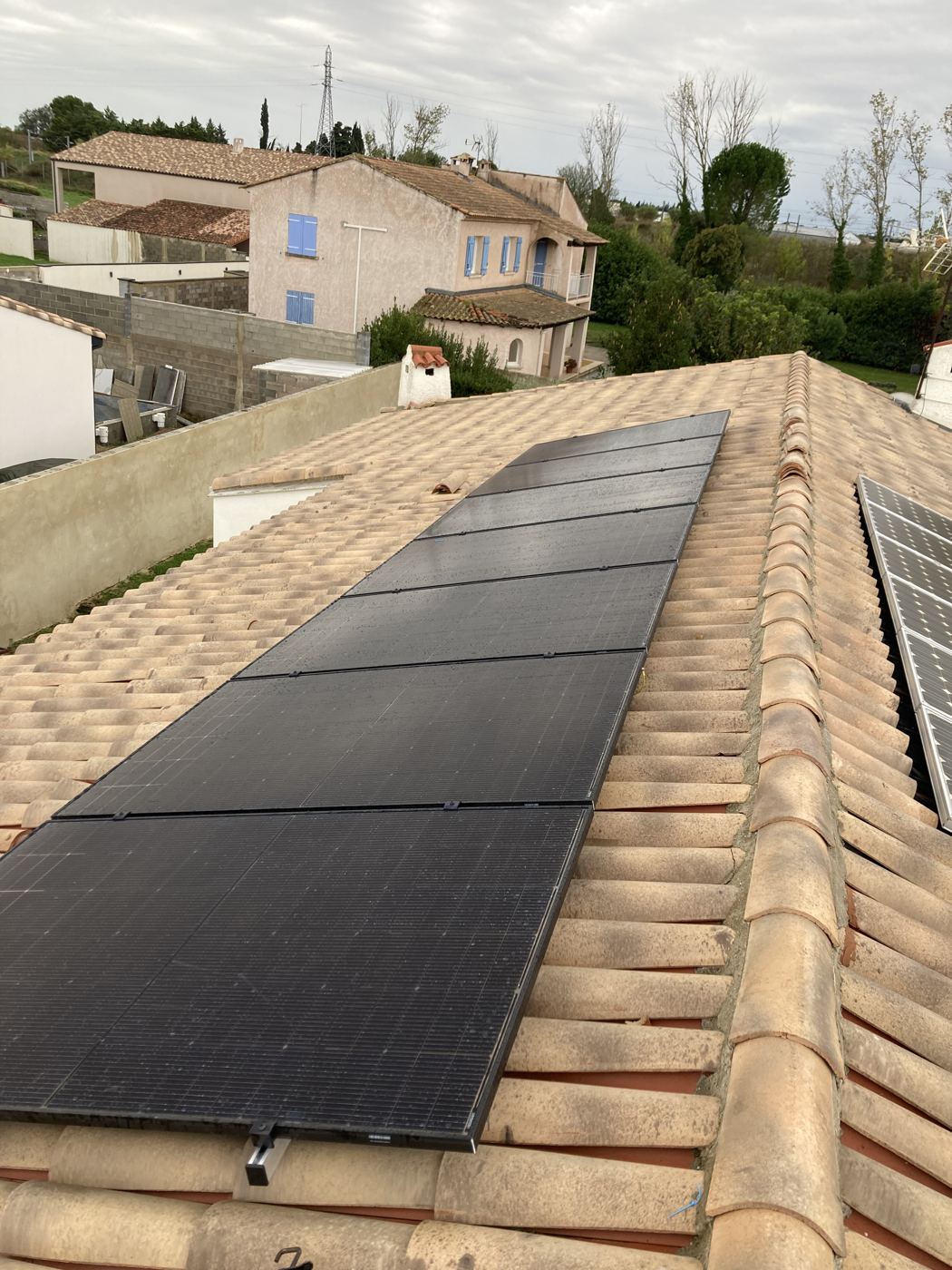 Bande full black sur tuiles canal
