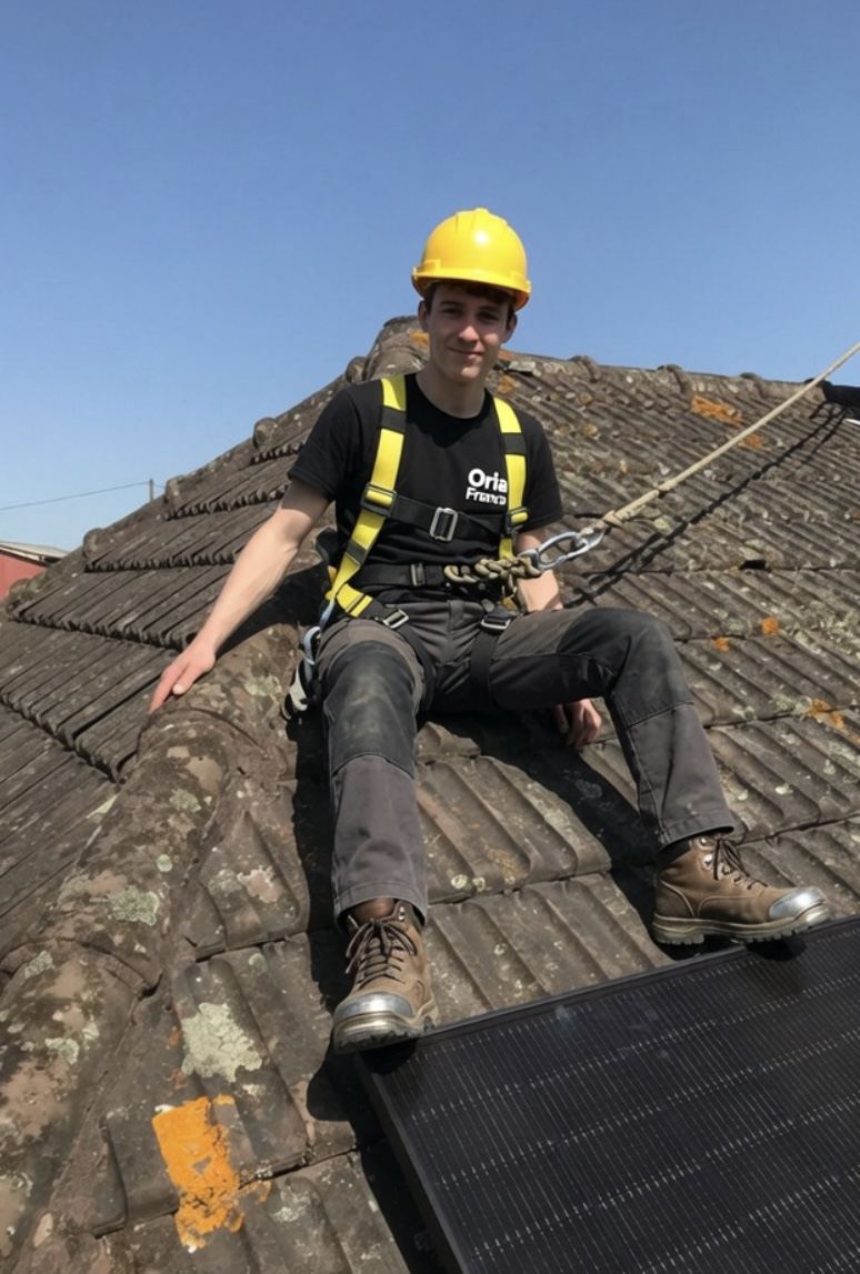 Technicien ORIA France harnaché, en pose sur une toiture
